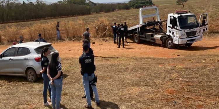 Caminhão na contramão provocou colisão que matou policial e estagiária
