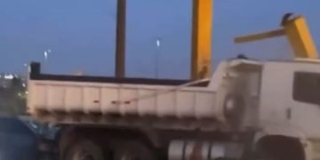 Vídeo mostra carreta logo após batida em passarela na Estrutural