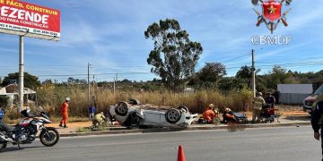 Jovem de 22 anos morre após carro capotar na DF-003