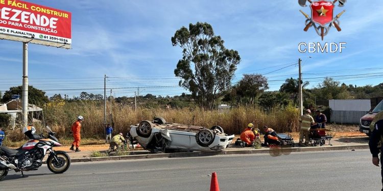 Jovem de 22 anos morre após carro capotar na DF-003
