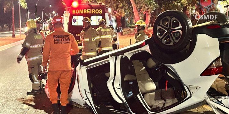 Bêbada, mulher é presa pela PMDF após capotar carro na Asa Norte