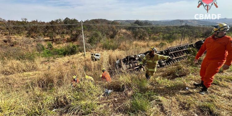 Polícia investiga se perda de controle provocou acidente fatal no DF