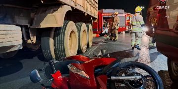 Motociclista fica gravemente ferida após ficar embaixo de caminhão