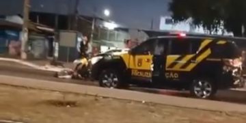 Vídeo mostra viatura do Detran-DF logo após atropelar pedestre