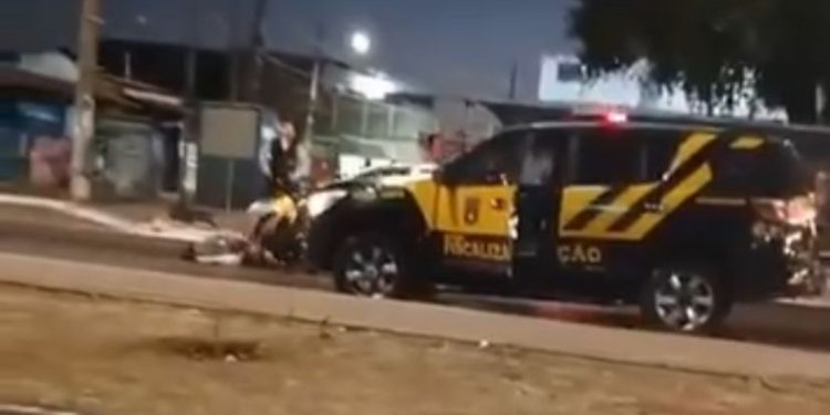Vídeo mostra viatura do Detran-DF logo após atropelar pedestre