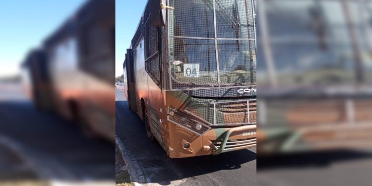 Ônibus do Exército atinge carro no Eixo Monumental neste domingo