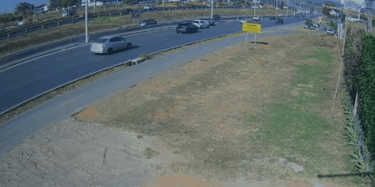 Vídeos mostram motorista fazendo zigue-zague antes de BMW capotar