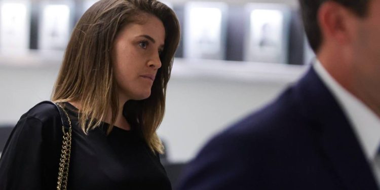 Filha de Adriana Villela chega ao STJ para julgamento da mãe