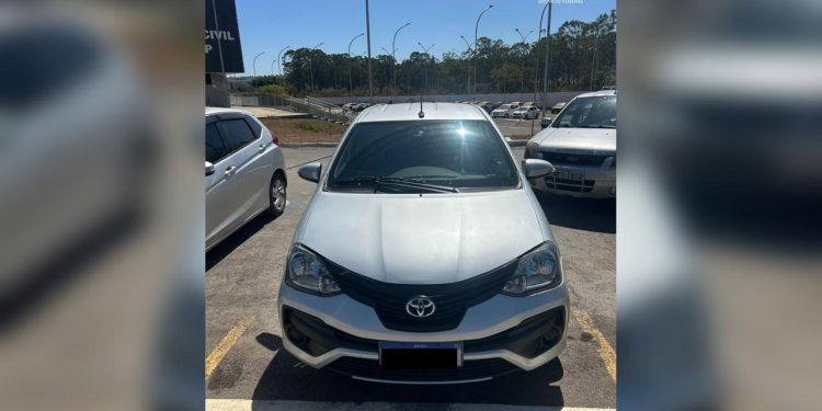 PM localiza carro de motorista de aplicativo assaltado no DF