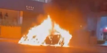 Vídeo: carro fica destruído após pegar fogo em quadra da Asa Norte