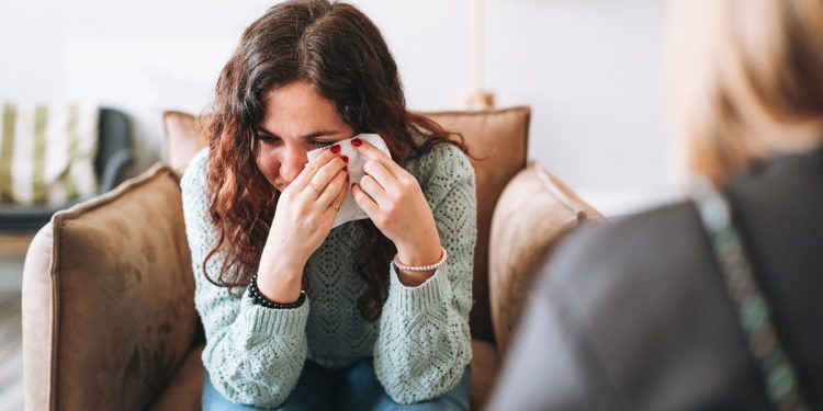 Entenda o que acontece com o seu corpo quando você segura o choro