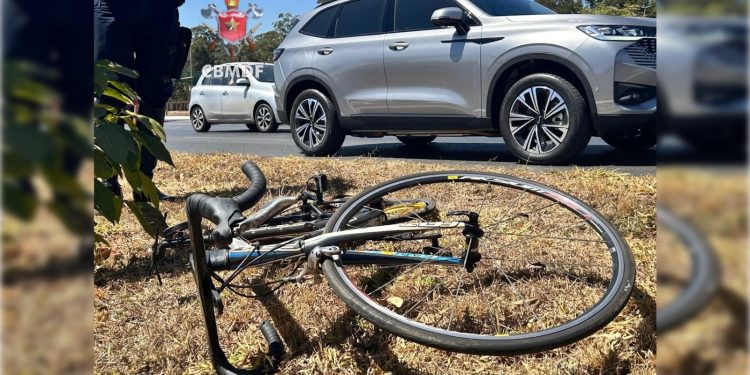 Ciclista tem traumatismo craniano após ser atropelado por carro