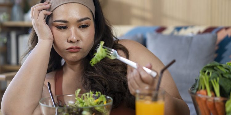 Restrição alimentar causa tristeza ou depressão? Entenda relação