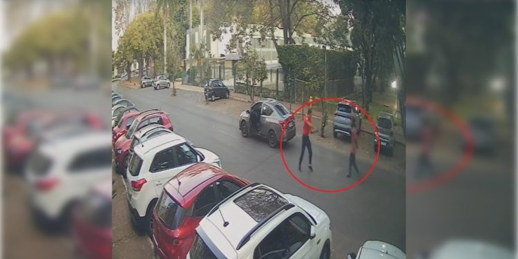 Vídeo: motorista atira no chão e chuta homem em situação de rua