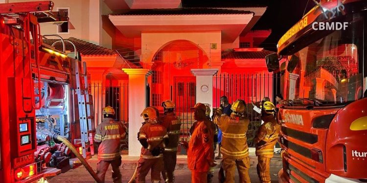 Banheira de hidromassagem pega fogo em embaixada no Lago Sul. Vídeo