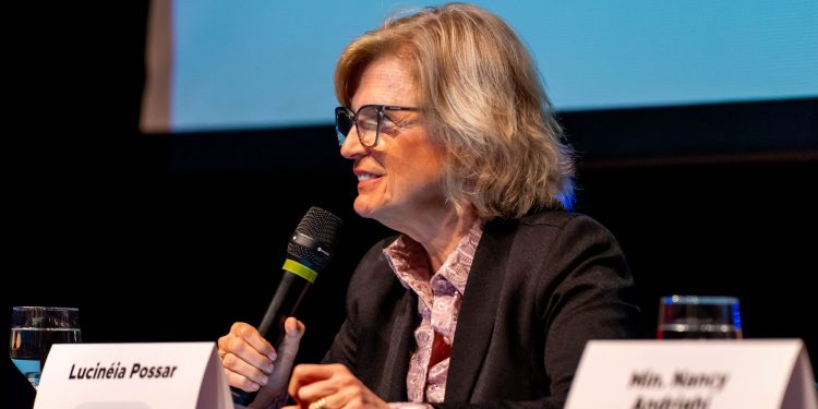 Advogada Lucinéia Possar é premiada em congresso de direito empresarial no DF