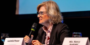 Advogada renomada é premiada em congresso de direito empresarial no DF