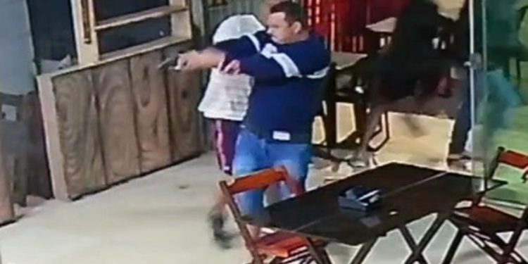 Vídeo: jovem de 21 anos é morto a tiros em restaurante no DF