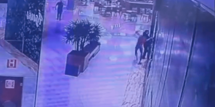 Homem espanca mulher pelas costas em shopping de Taguatinga. Vídeo