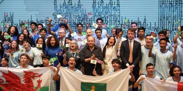 Ibaneis orienta jovens da rede pública que participarão de intercâmbio