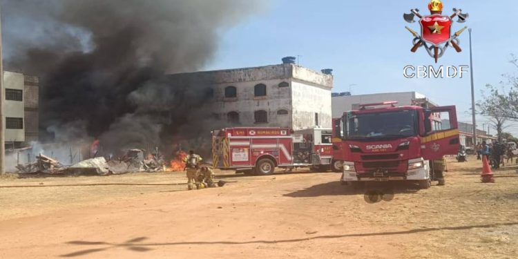 Vídeo: depósito de material de construção é destruído por fogo no DF