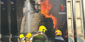 Homem sofre queimaduras nas costas e pescoço após incêndio em galpão