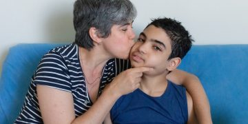 Autismo sindrômico: mãe conta como é rotina de filho com mutação rara