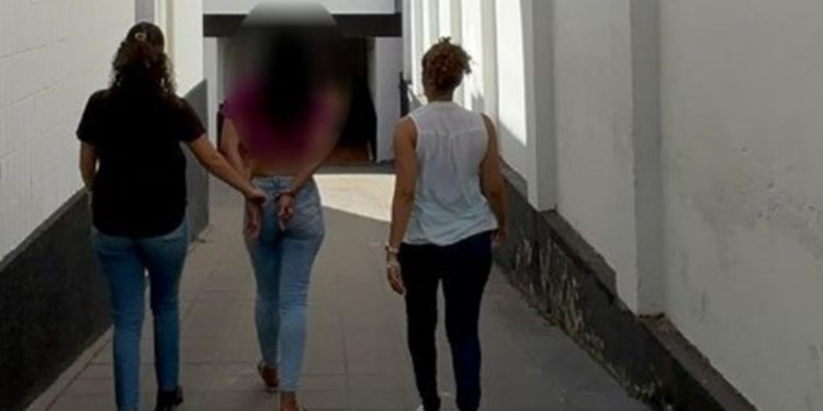 Mãe consumia drogas com filhos menores e os usava como “aviõezinhos”