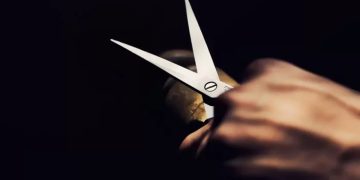 Homem é preso após agredir e ameaçar uma mulher de morte com tesoura