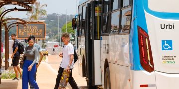 Mulher se desequilibra ao sair de ônibus, bate a cabeça e morre no DF