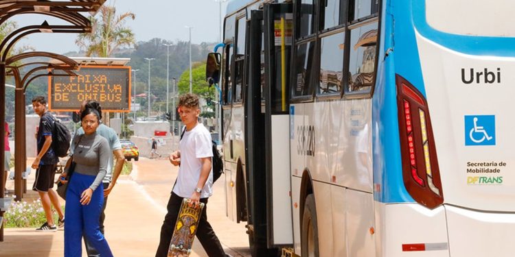 Mulher se desequilibra ao sair de ônibus, bate a cabeça e morre no DF