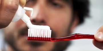 Pasta de dente feita de cabelo pode evitar cárie, sugere estudo