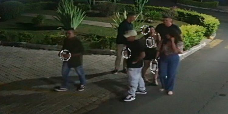 Câmeras flagraram PMs deixando festa com copos na mão antes de batida