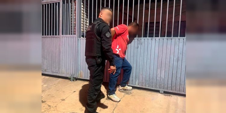 Policiais penais prendem homem que havia acabado de esfaquear mulher
