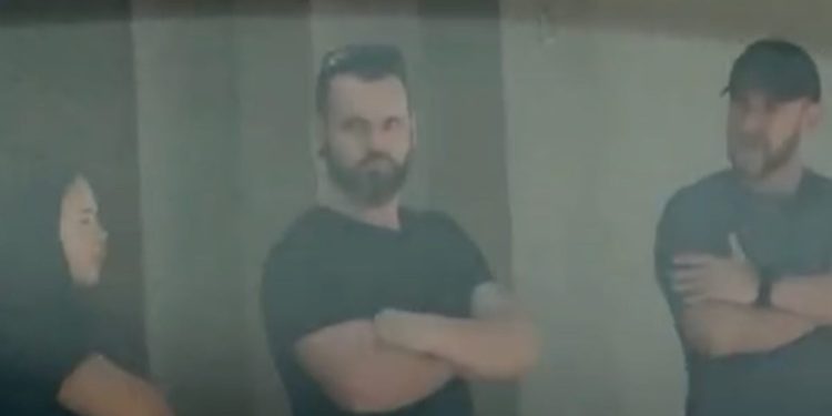 Vídeo: policiais penais são posicionados na porta da casa de Bolsonaro