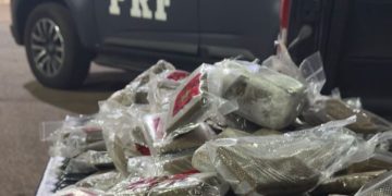 Cheiro de maconha leva PRF a apreender 28 kg de haxixe em caminhonete