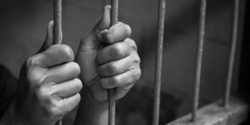 “Gás de pimenta no ânus”: MP investiga tortura contra presas trans no DF