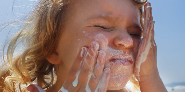Entenda como funciona a química do protetor solar na pele