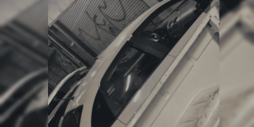 Sem vergonha, casal é flagrado transando dentro de carro próximo a bar