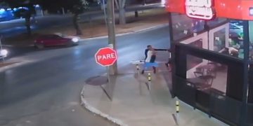 Homem reclama de criança em distribuidora e leva facada na barriga