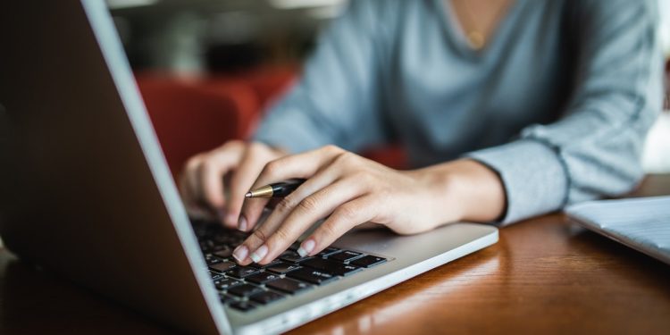 Cursos de saúde EaD podem comprometer formação, dizem especialistas