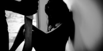 Homem mata companheira e se esconde em cova de cemitério no DF