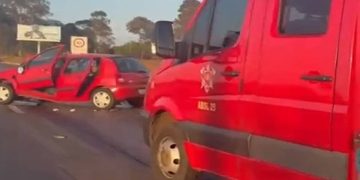 Mulher fica presa em ferragens após colisão entre carro e ônibus no DF