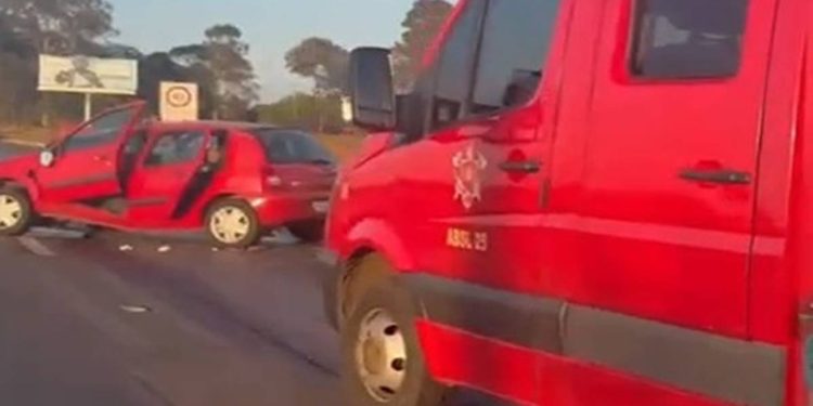 Mulher fica presa em ferragens após colisão entre carro e ônibus no DF