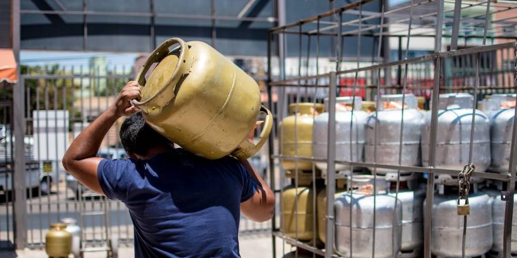 Preço do gás de cozinha vai aumentar no DF. Confira valor