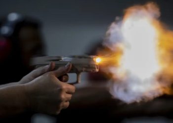 PM tenta conter homem agressivo e atinge criança com tiro de raspão