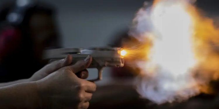 PM tenta conter homem agressivo e atinge criança com tiro de raspão