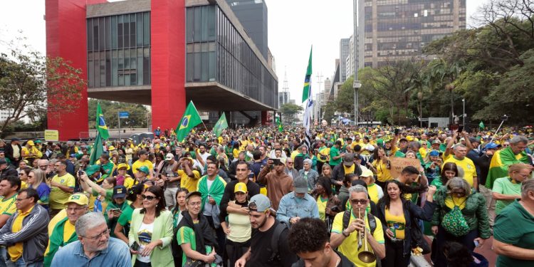 Verde-amarelo em disputa e pautas “invertidas” marcam 7/9 antes de julgamento de Bolsonaro
