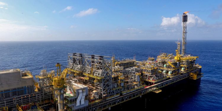 Petrobras resiste, mas é obrigada a compensar impacto climático de operação no pré-sal