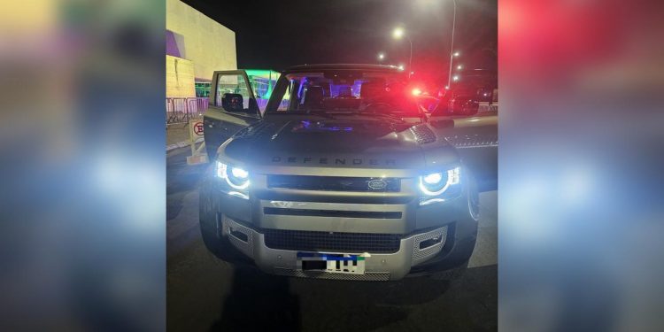 Mulher bêbada urina no meio da rua, xinga delegado e é presa no DF